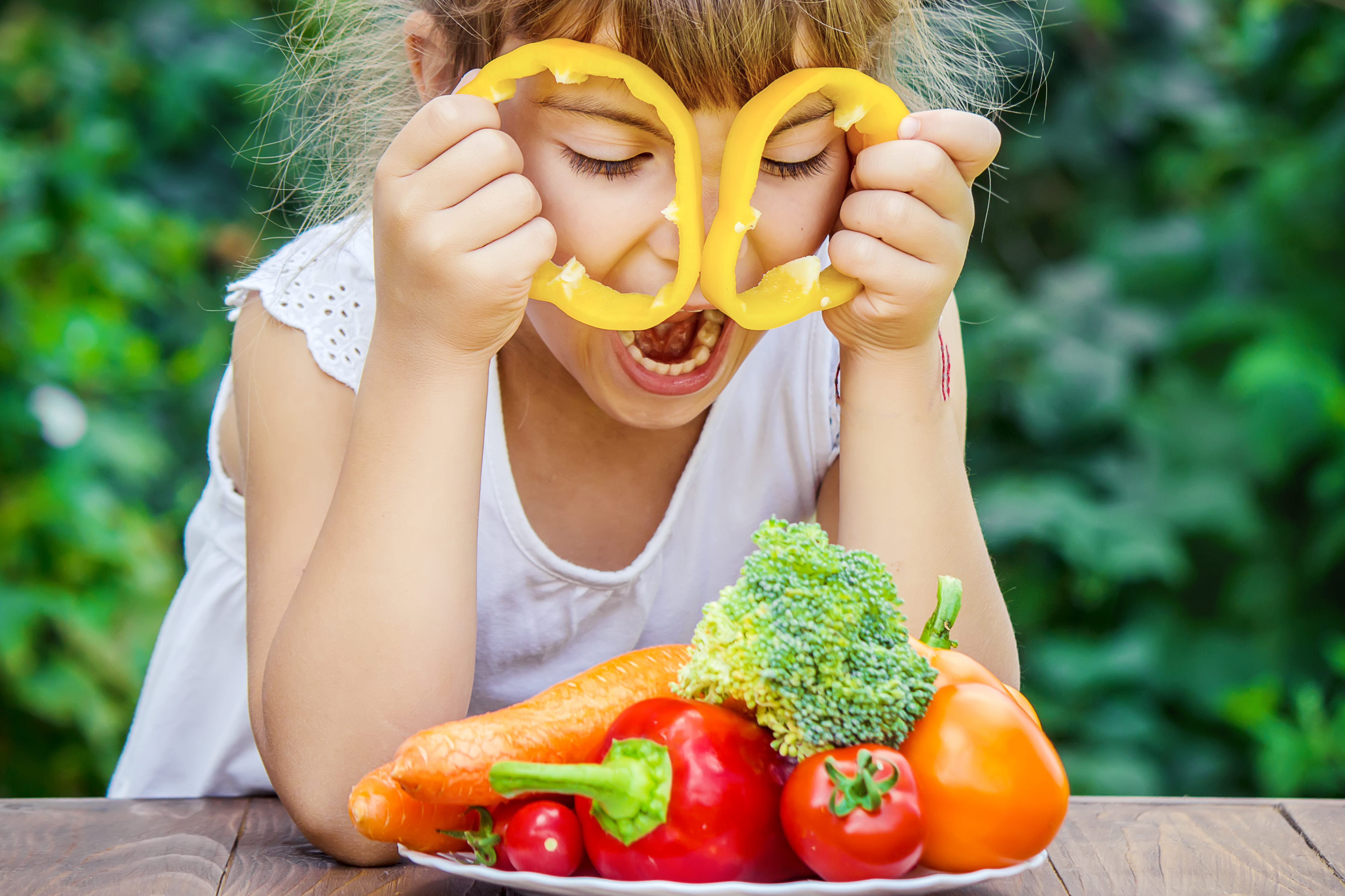 Enfant avec des légumes